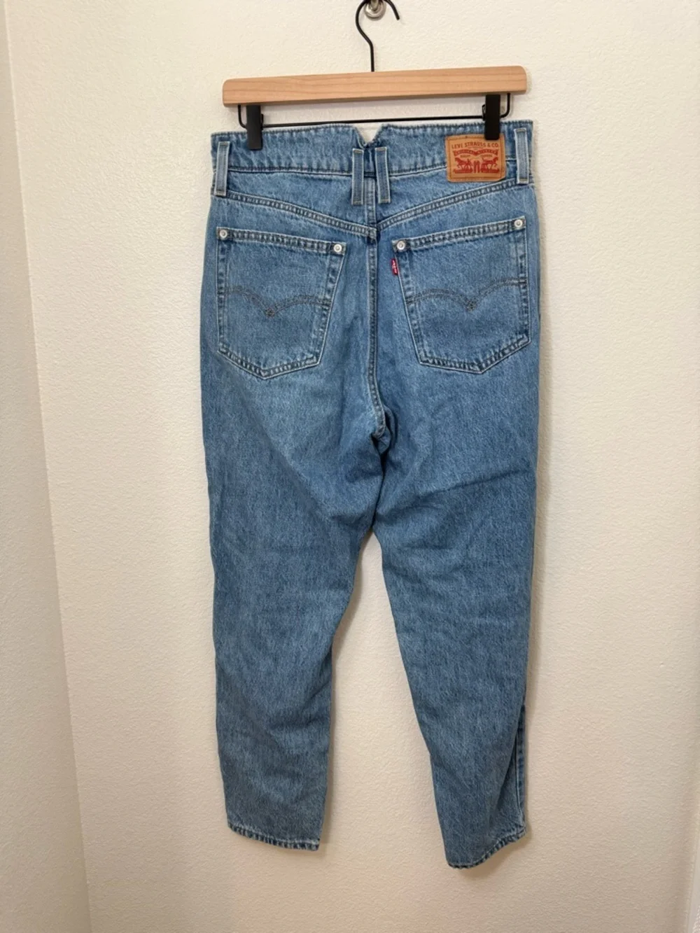 Levi's High Waisted Notch Mom Jeans, Button Fly Size 29 Tapered Leg